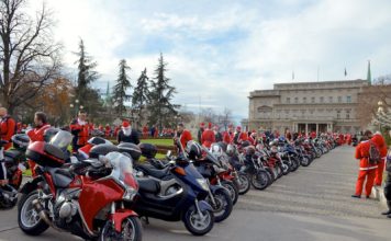 Moto Deda Mraz je ponovo obišao decu u Sremčici! motocikli Moto Deda Mrazeva, 2019