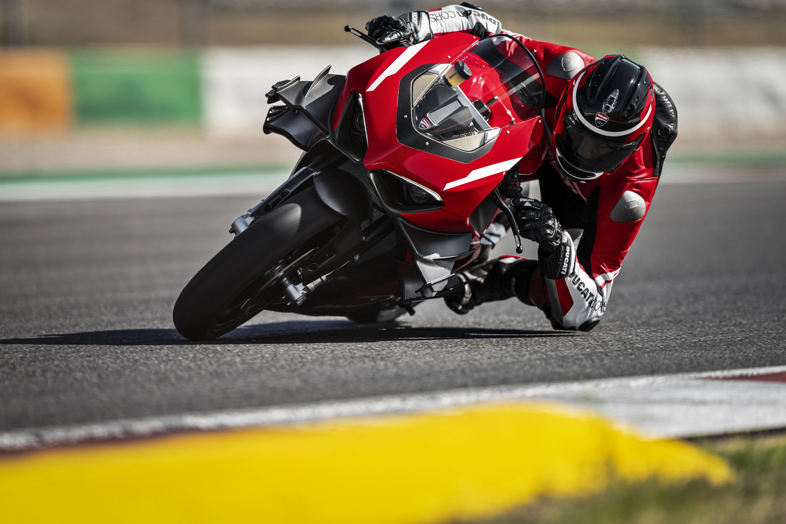05_Ducati-Superleggera-V4_Action_UC14586