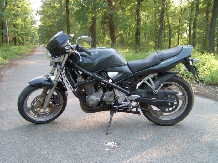 Suzuki GSF 400.
