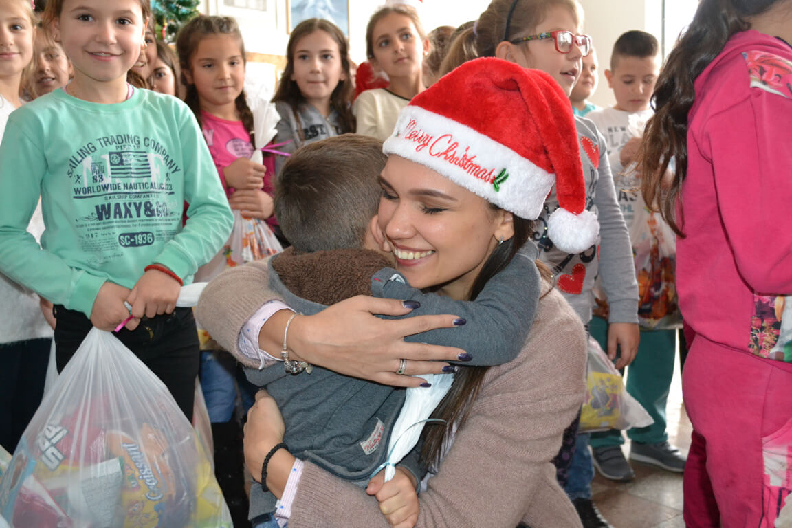 28jun-kosovo-christmas-gifts-children-20